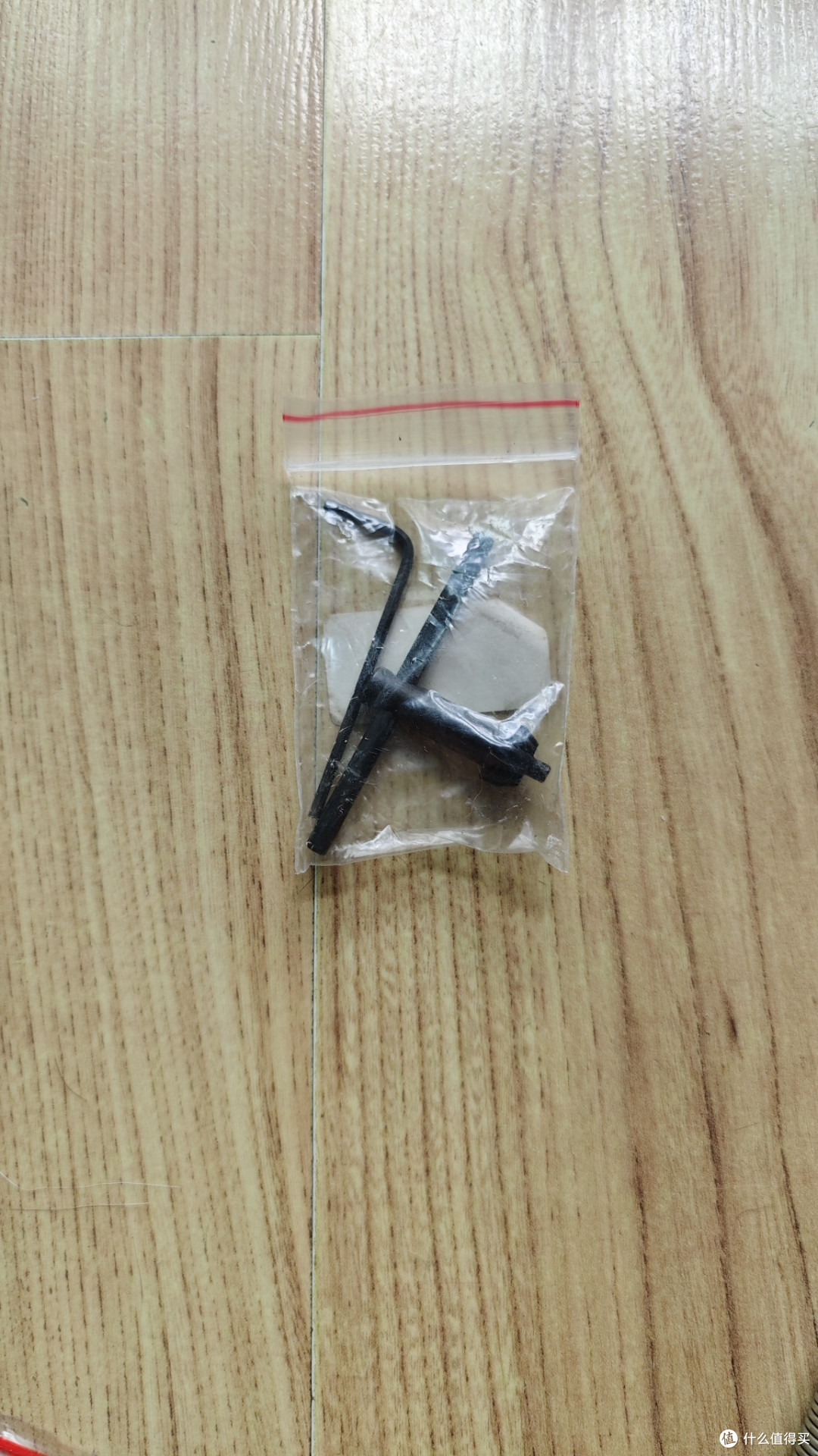 钥匙和六角扳手。