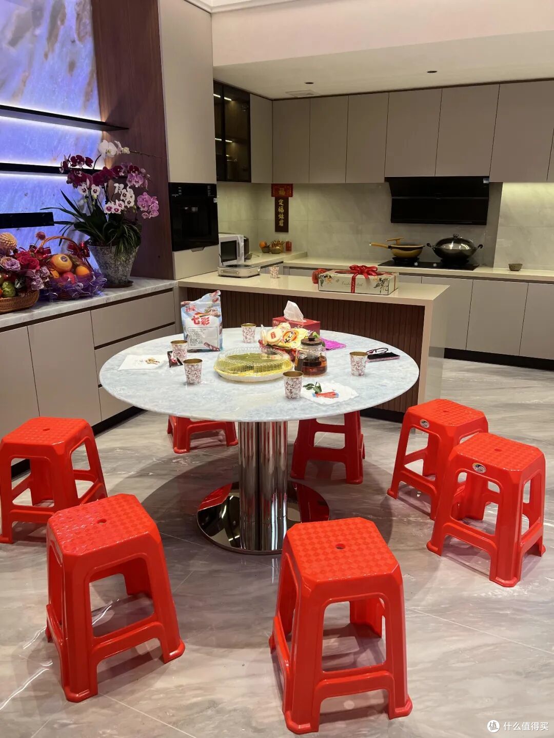 还是广东网友脑洞大,平平无奇的「塑料凳」,硬是玩出了新花样!
