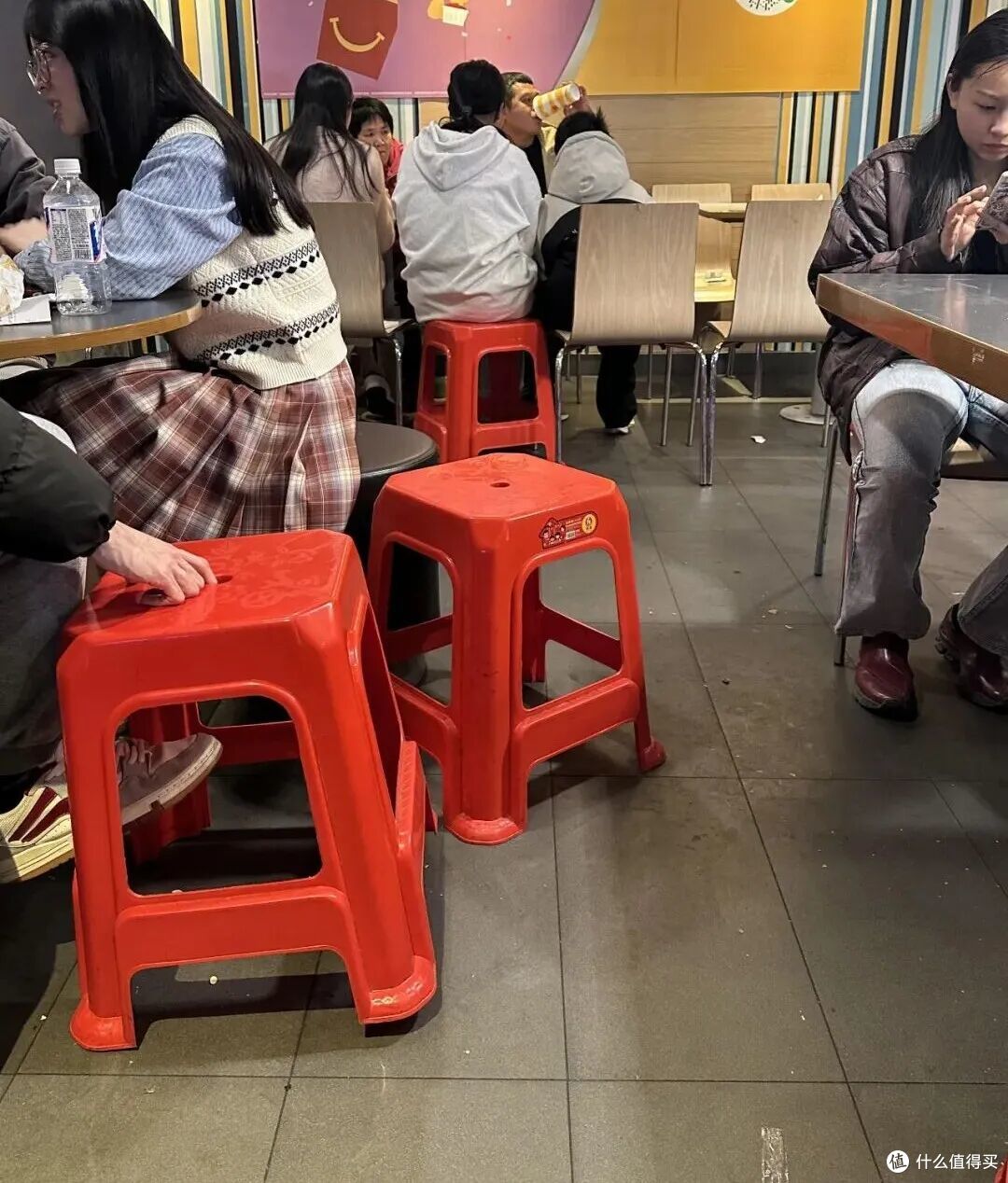 还是广东网友脑洞大,平平无奇的「塑料凳」,硬是玩出了新花样!