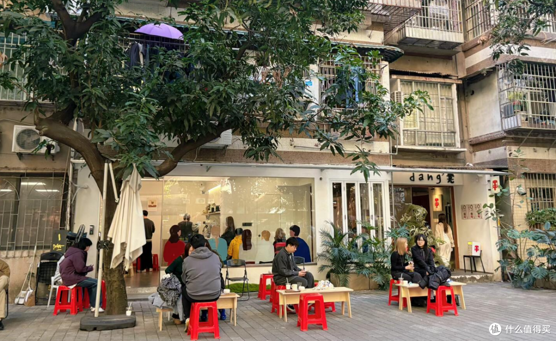 还是广东网友脑洞大,平平无奇的「塑料凳」,硬是玩出了新花样!