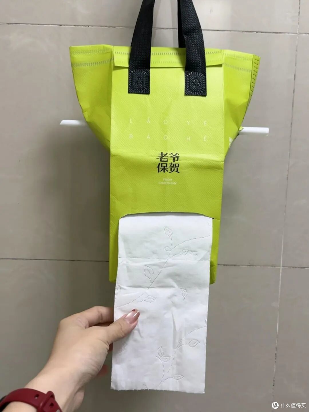 被年轻人的「纸巾收纳大法」惊到了,换个思路,家里就利利索索