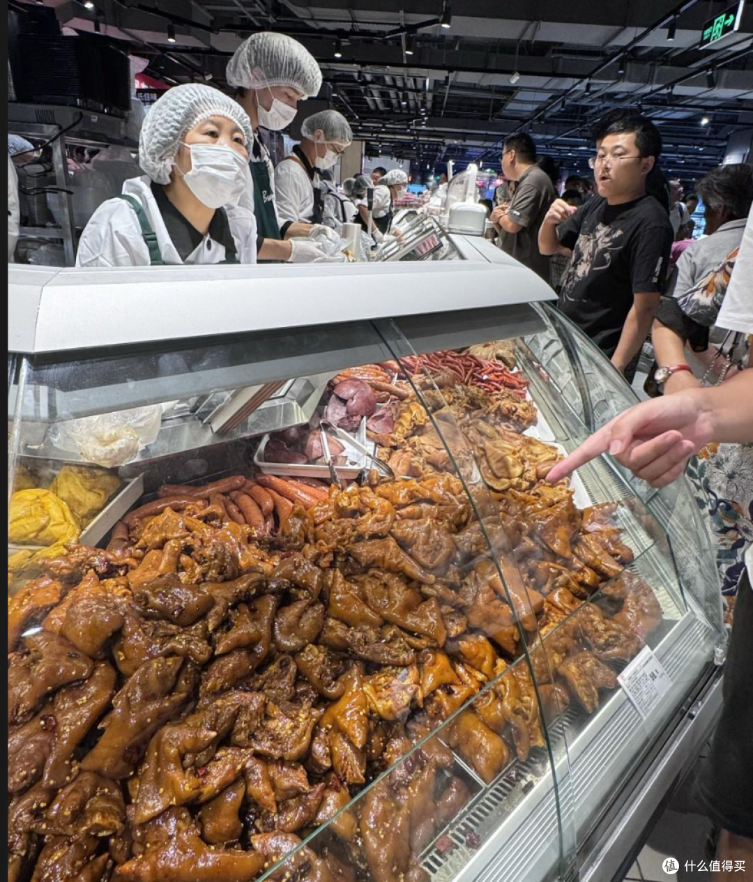 超市怎么突然变成 “社区食堂” 了?这背后藏着最真实的生存真相
