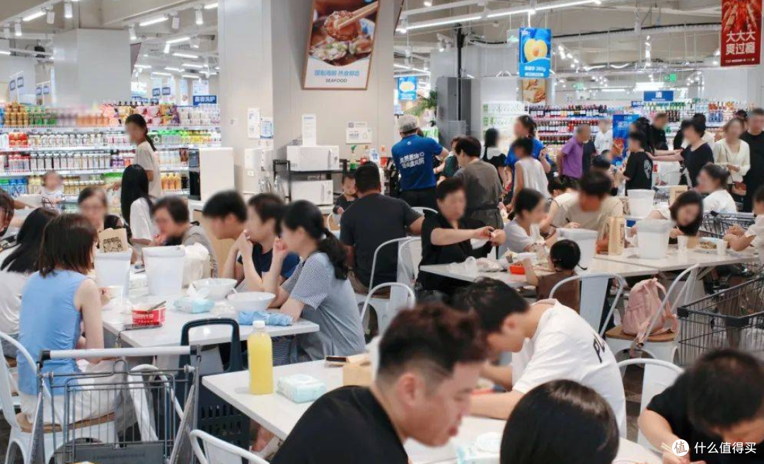 超市怎么突然变成 “社区食堂” 了?这背后藏着最真实的生存真相