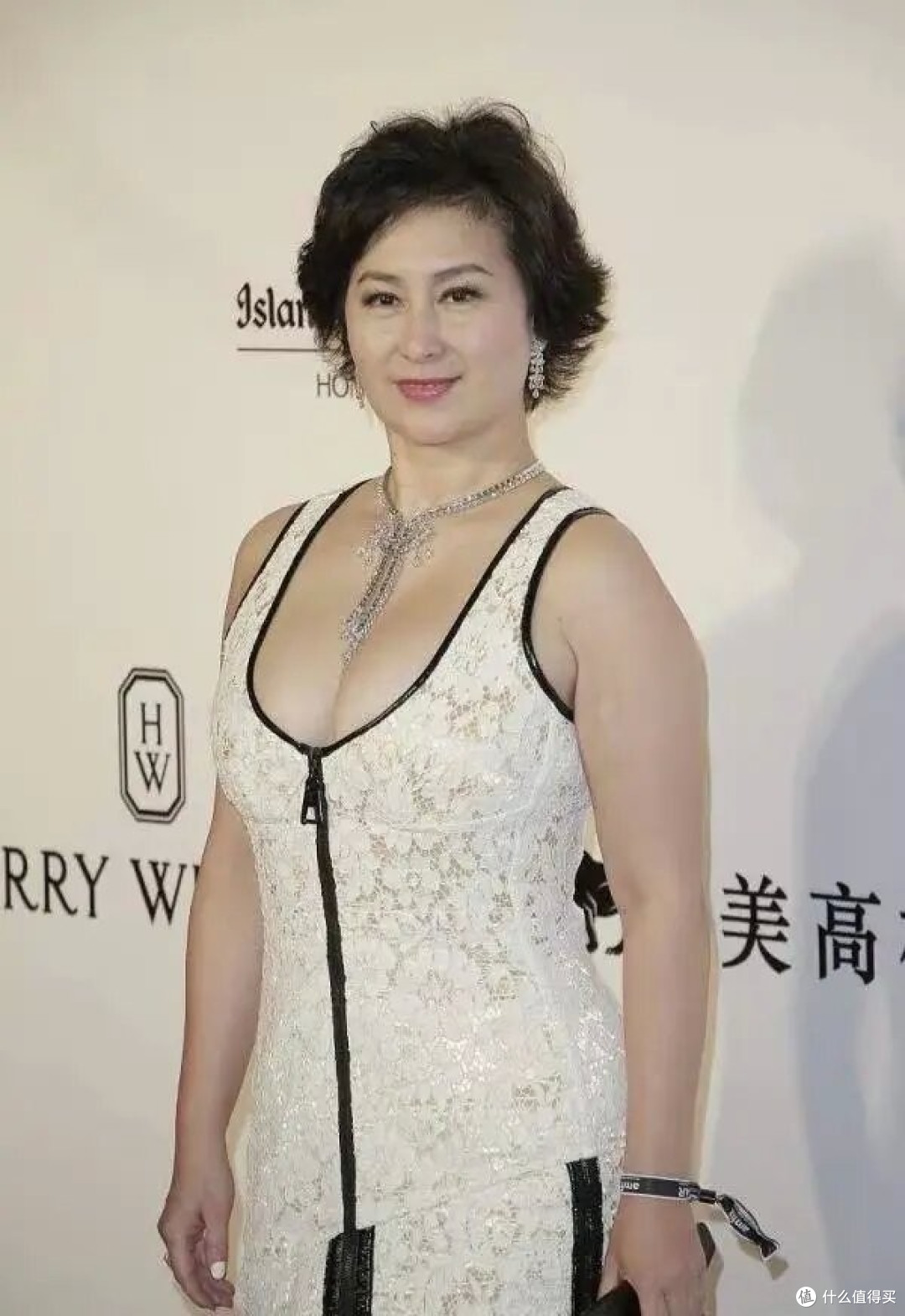 何超琼剪短发以后大回春，穿粉衣+短裤，看起来好嫩，没有大妈味