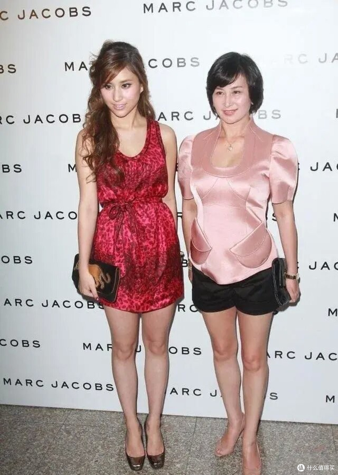 何超琼剪短发以后大回春，穿粉衣+短裤，看起来好嫩，没有大妈味