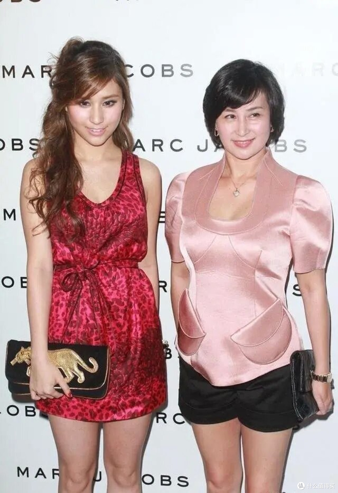 何超琼剪短发以后大回春，穿粉衣+短裤，看起来好嫩，没有大妈味