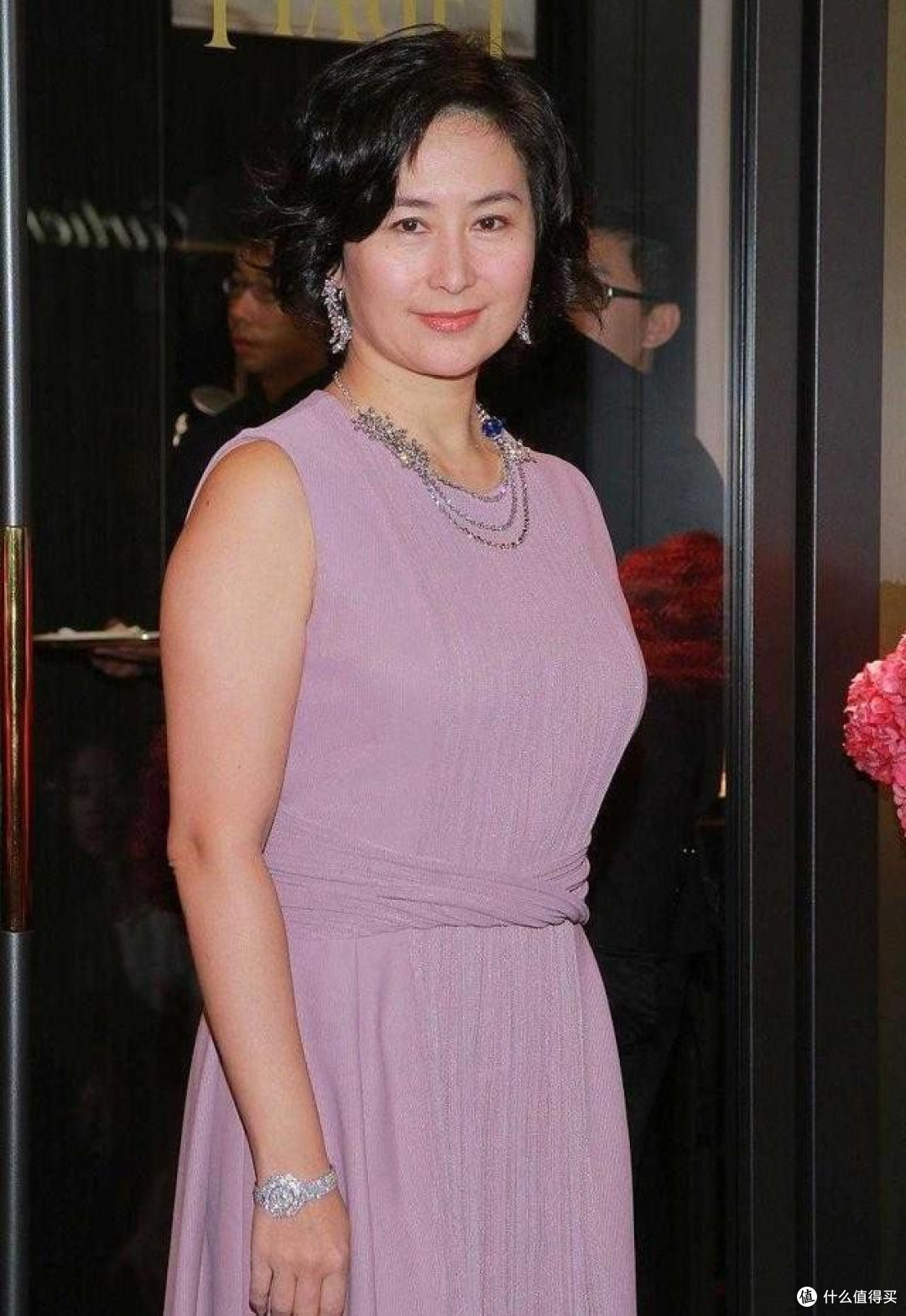 何超琼剪短发以后大回春，穿粉衣+短裤，看起来好嫩，没有大妈味