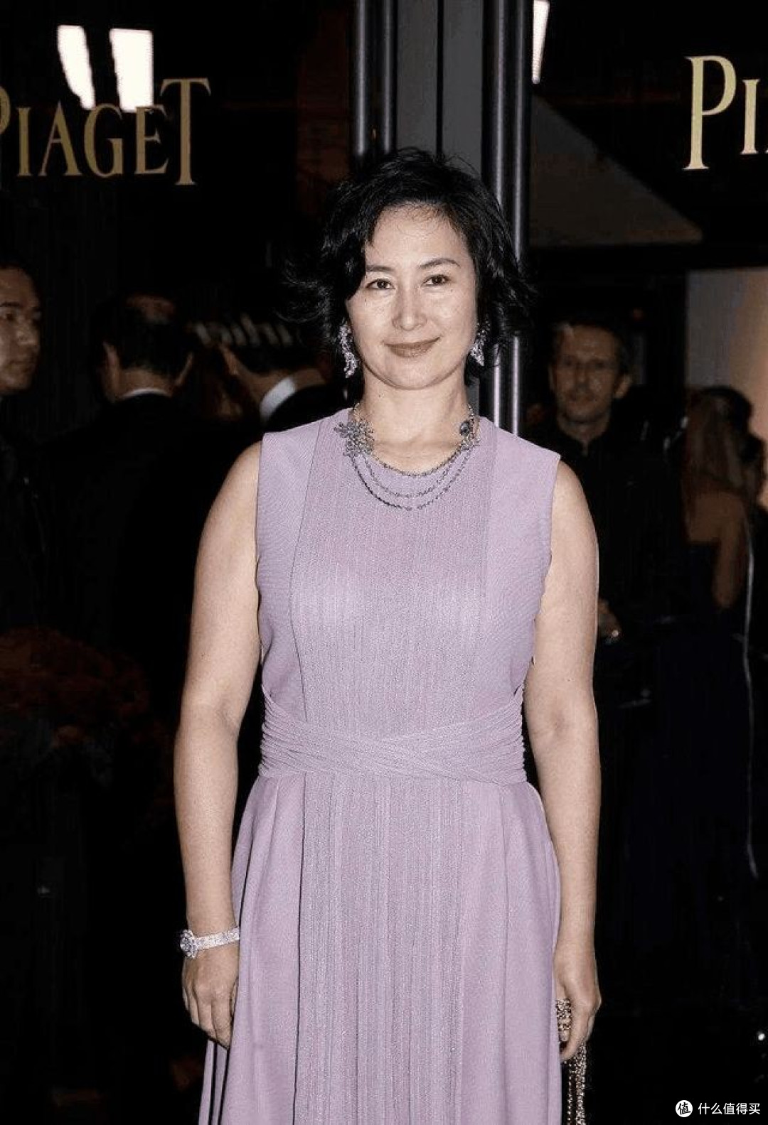 何超琼剪短发以后大回春，穿粉衣+短裤，看起来好嫩，没有大妈味