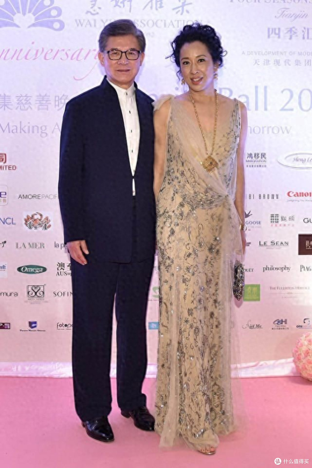 朱玲玲与二婚老公同框真敢穿，富态身材穿薄纱裙，让你美出新高度