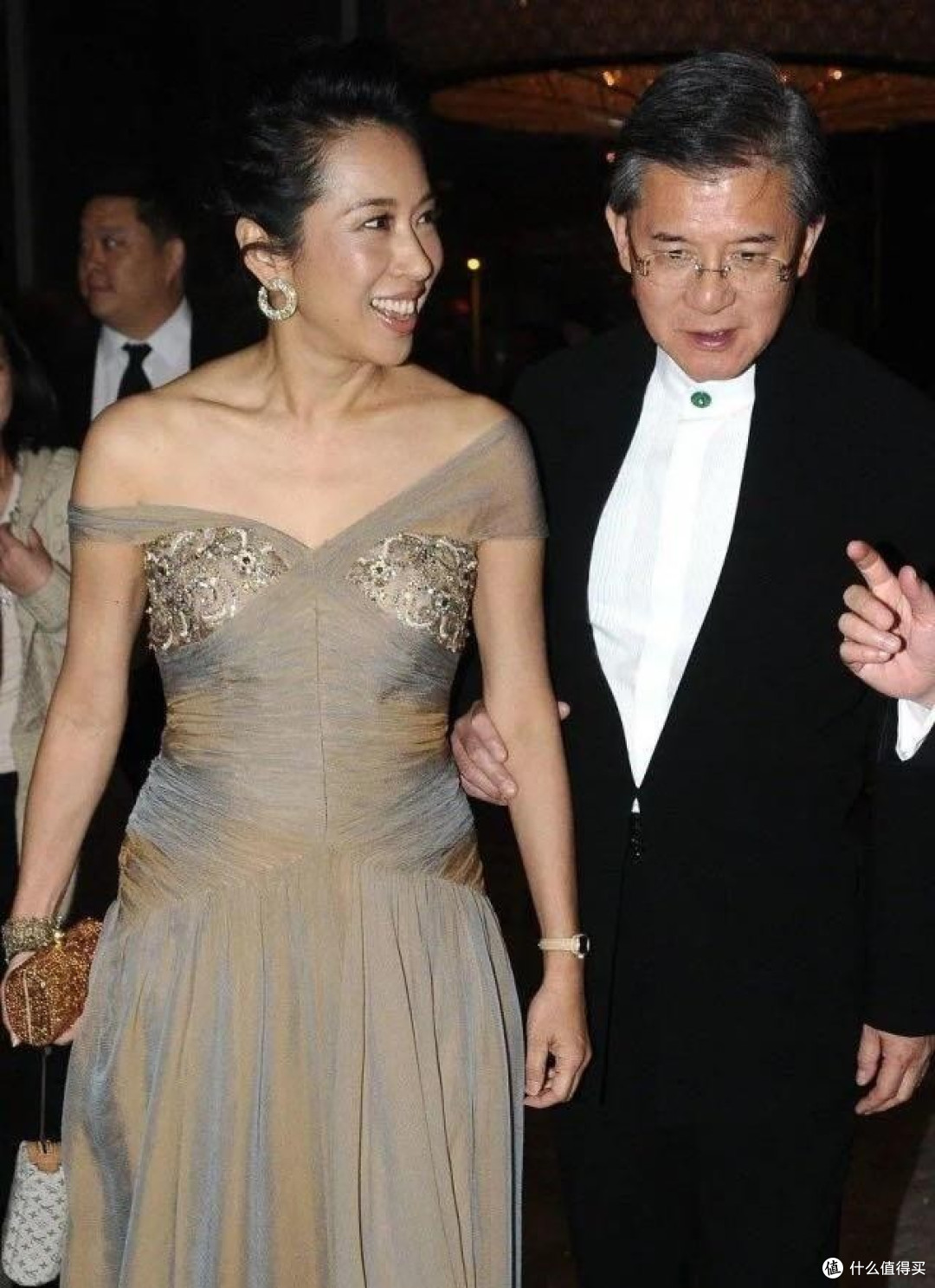 朱玲玲与二婚老公同框真敢穿，富态身材穿薄纱裙，让你美出新高度