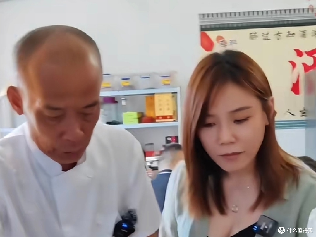 铁肺女王驾到!李佳薇打卡顺德莫氏鸡煲,演唱会前先赴烟火之约