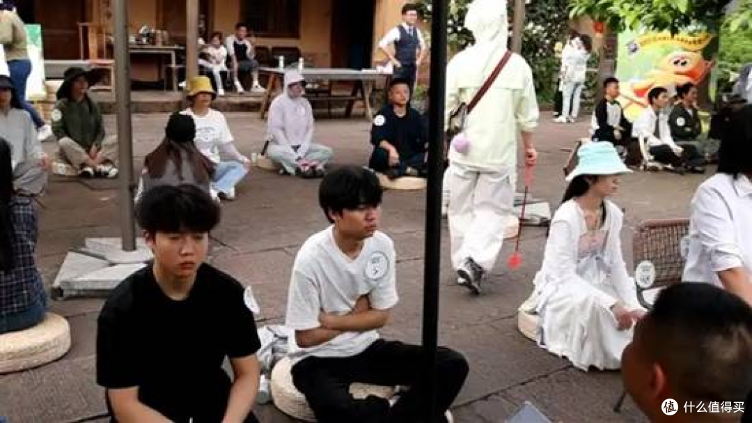 24 岁女研究生坐6小时不动，拿下发呆比赛冠军，坐不动比读研还累
