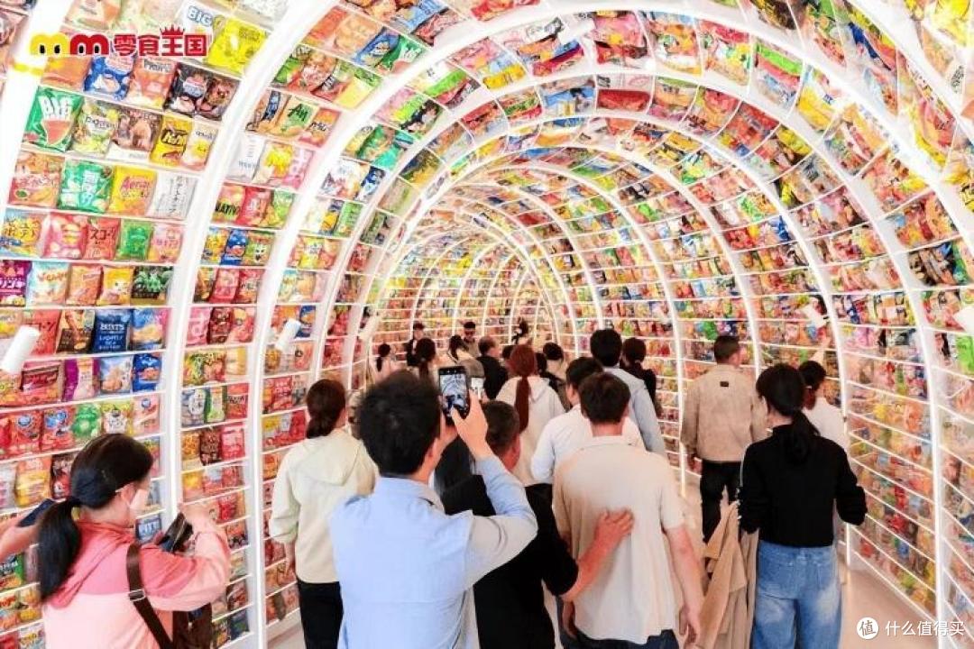 全球最大零食店开业3天被“挤停售”!系统被买崩,也被买到关门