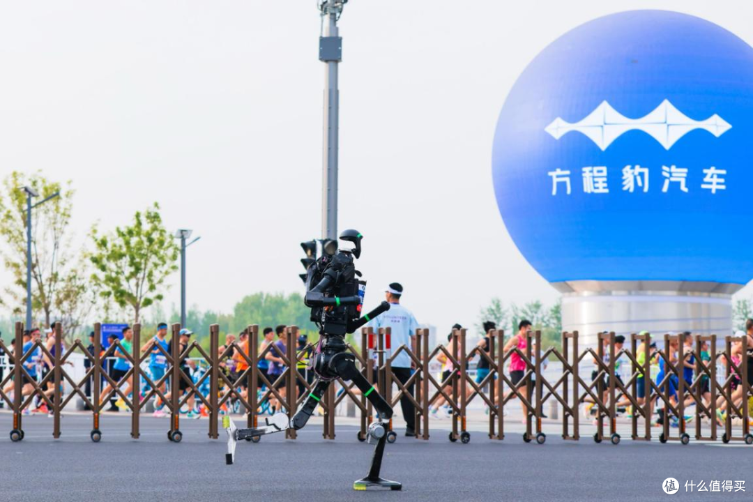 机器人半马破纪录，方程豹硬核护航中国科技新征程