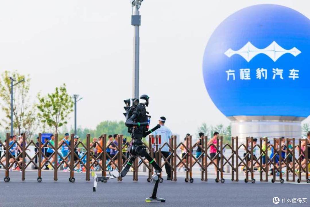 敢出发就有解!方程豹守护全球首次机器人马拉松
