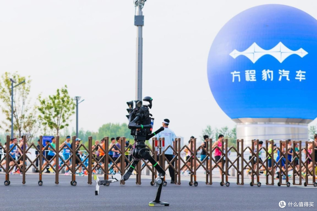 全球首次机器人马拉松来了，方程豹凭硬核实力护航