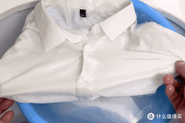 衣服发黄怎么办？往洗衣机里倒一碗这个，洗完跟新的一样干净