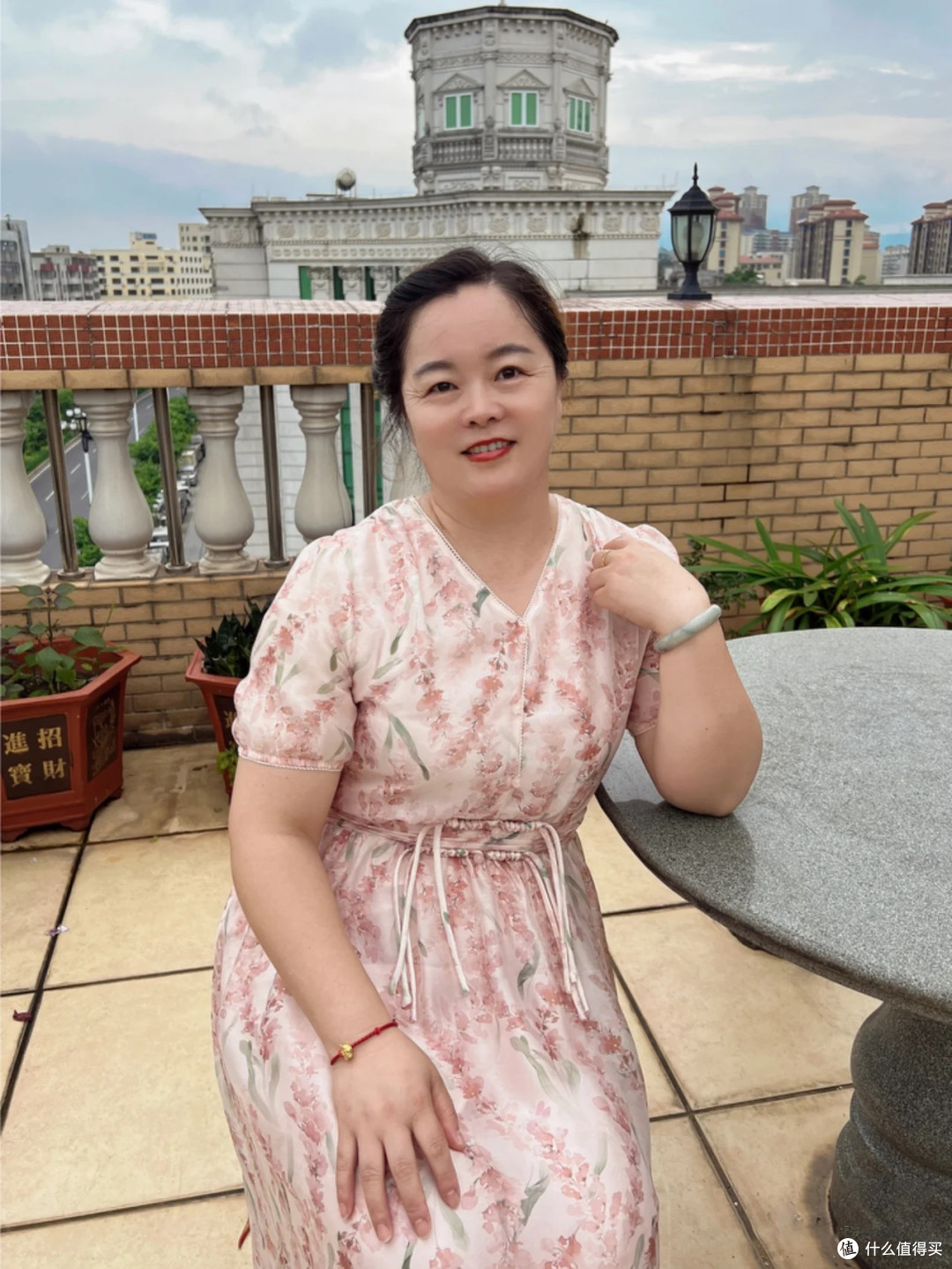 140斤的微胖妈妈的日常装扮:不披头散发、首饰不戴金,优雅富态