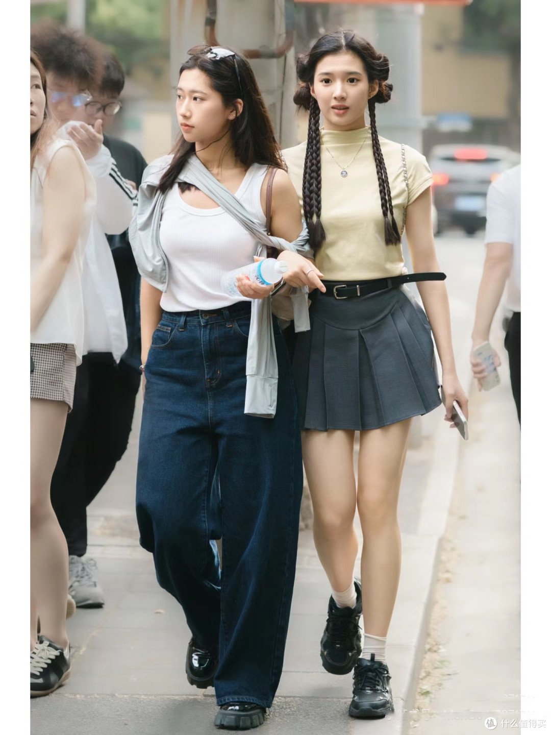 被杭州的街拍穿搭给惊艳了:奶奶背心+牛仔裤,时髦显瘦、好美