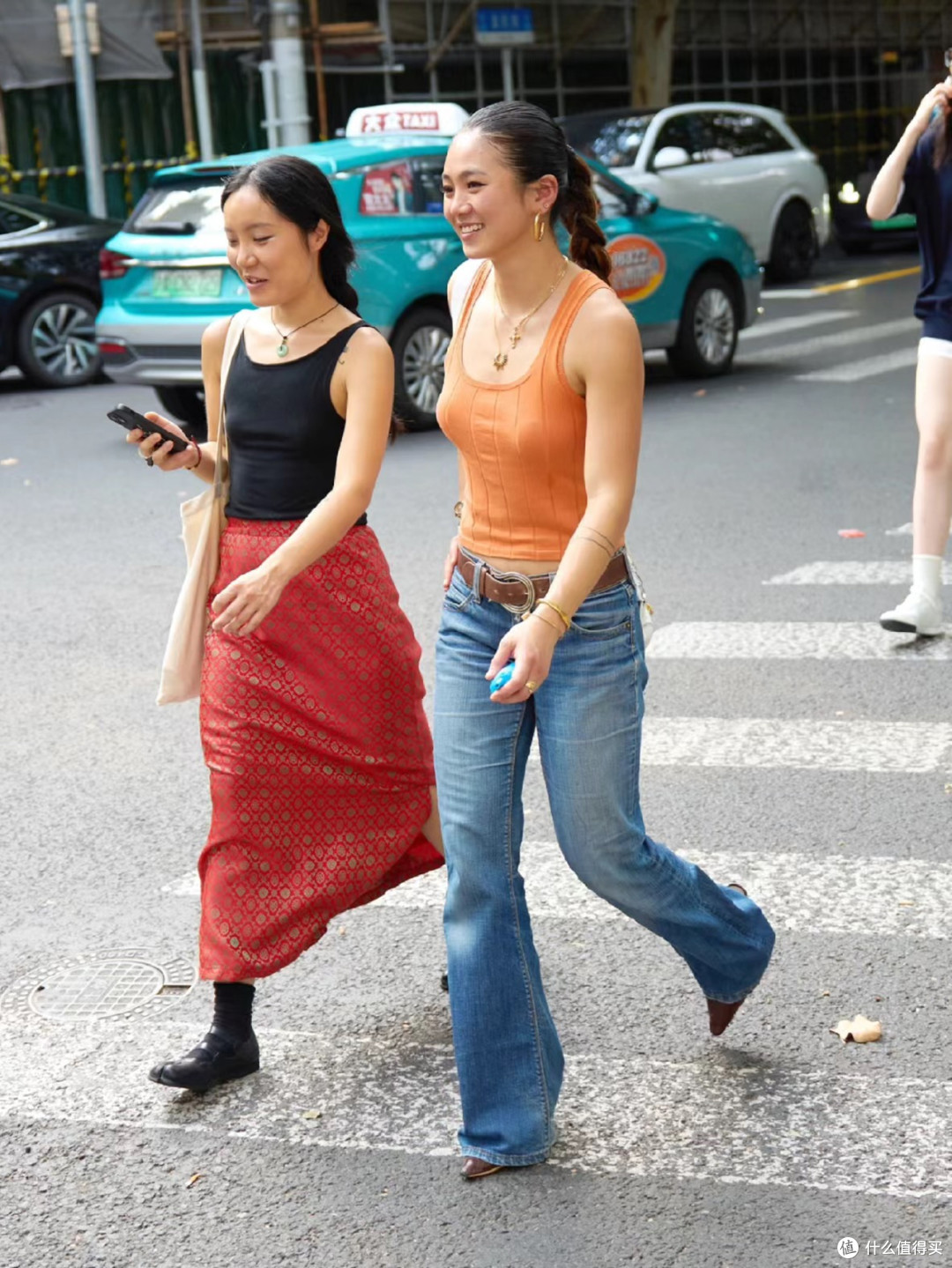 被杭州的街拍穿搭给惊艳了:奶奶背心+牛仔裤,时髦显瘦、好美
