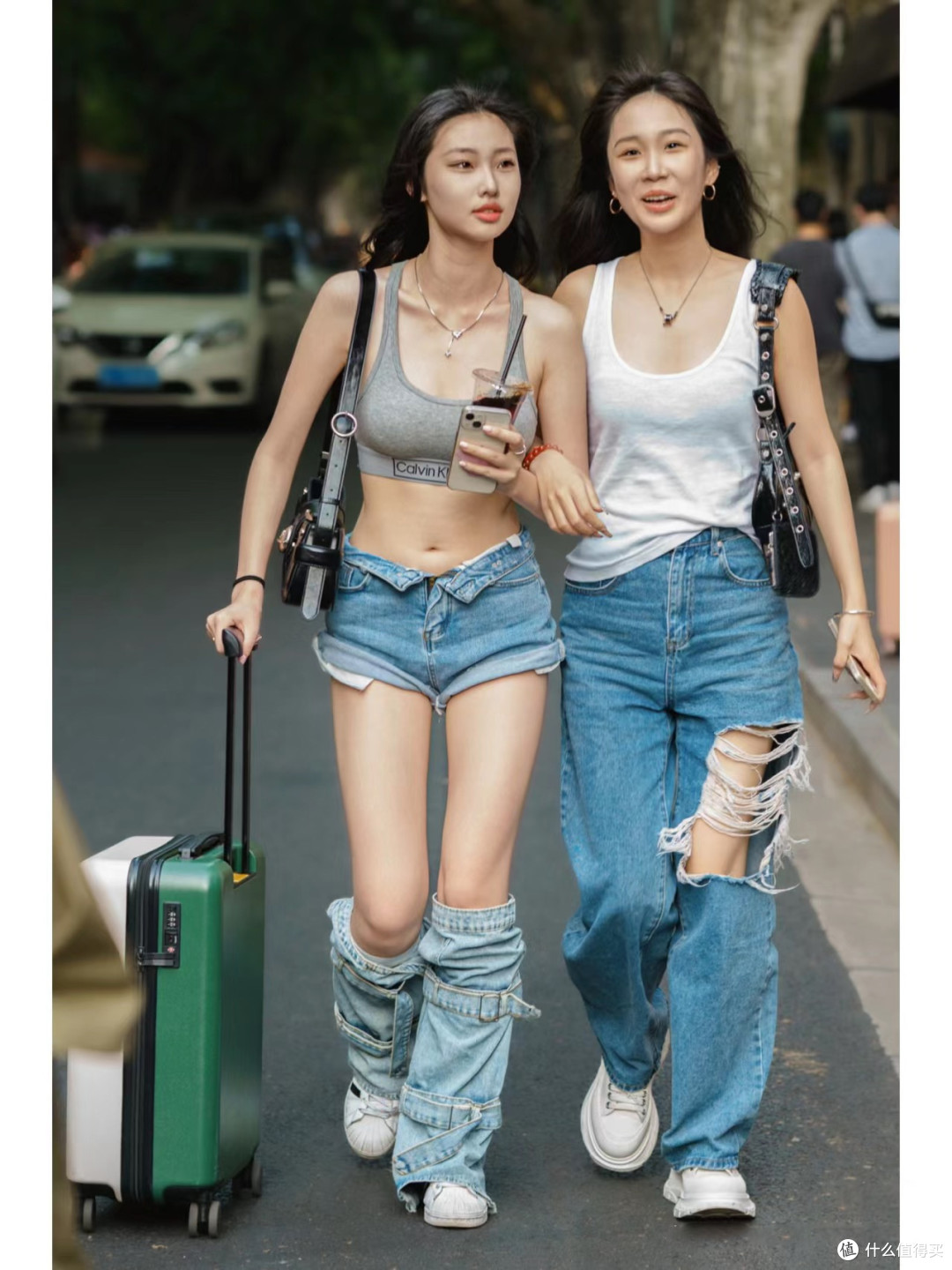 被杭州的街拍穿搭给惊艳了:奶奶背心+牛仔裤,时髦显瘦、好美