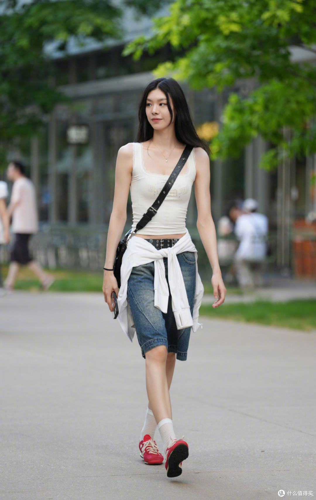 被杭州的街拍穿搭给惊艳了:奶奶背心+牛仔裤,时髦显瘦、好美