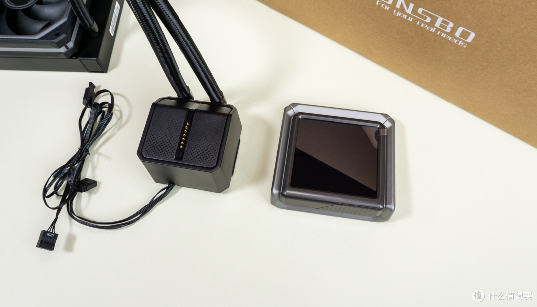 IPS屏幕、RGB灯效、三联一体式设计:乔思伯TX-360屏显水冷实测