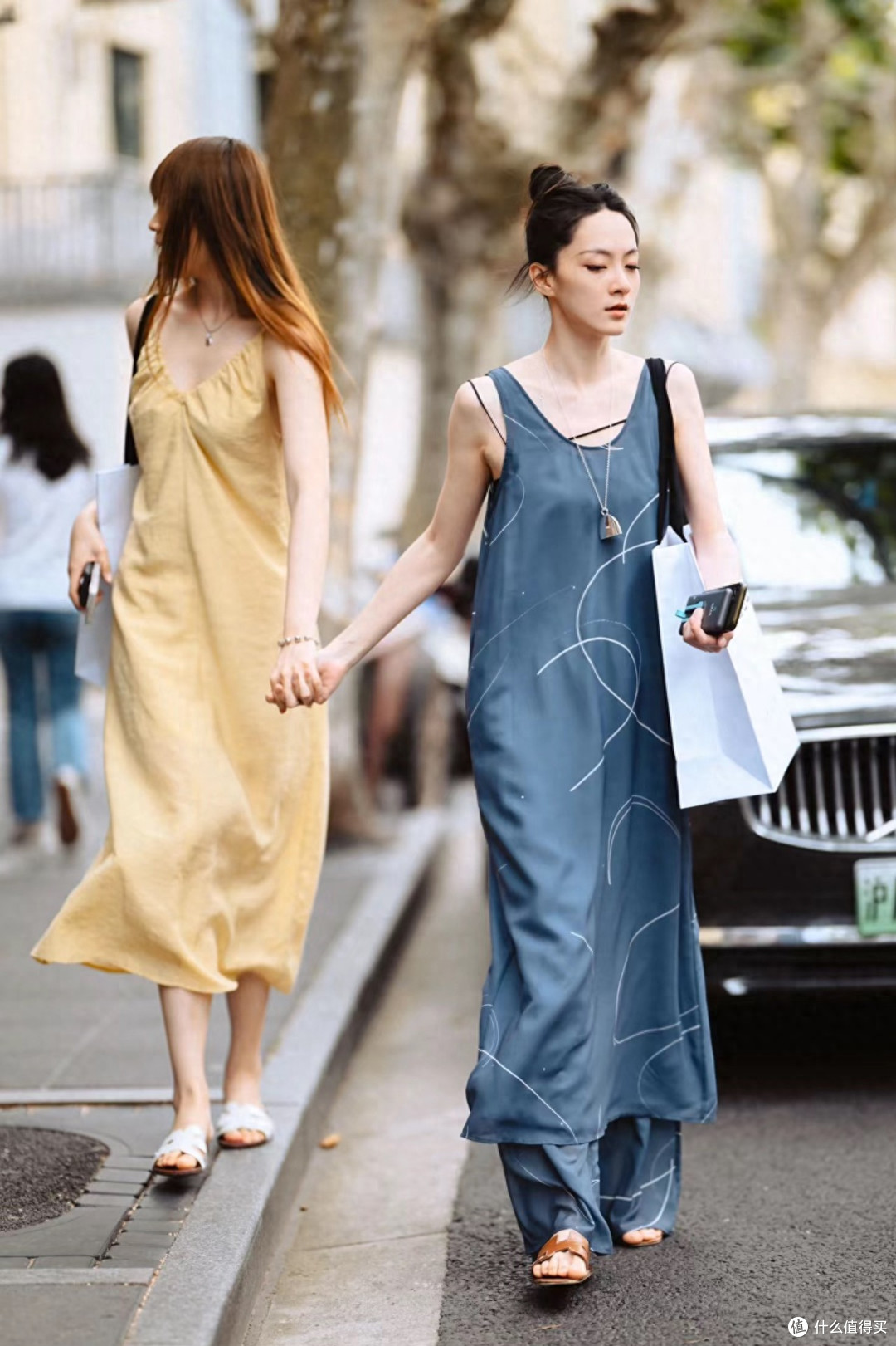 这些女生的日常穿搭：穿衣露背、裙长过膝，真的时髦清凉又松弛
