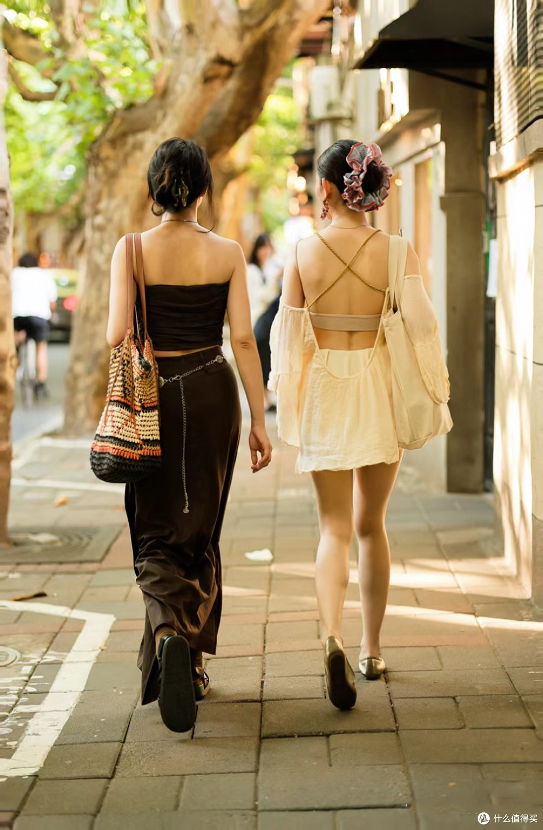 这些女生的日常穿搭：穿衣露背、裙长过膝，真的时髦清凉又松弛