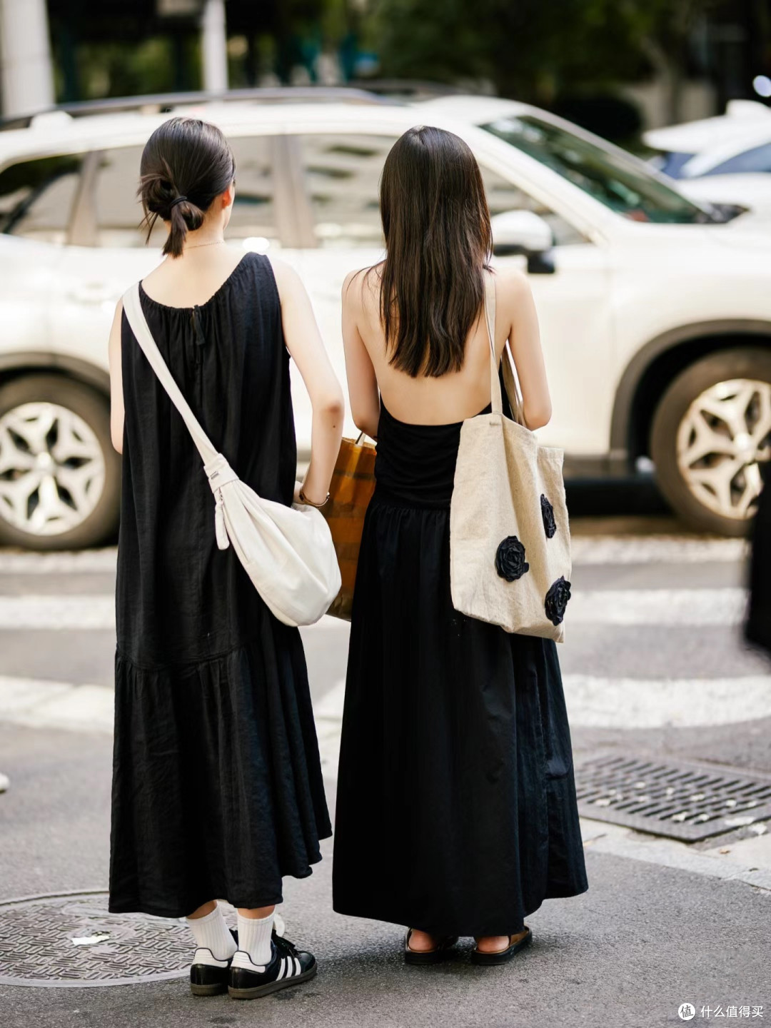 这些女生的日常穿搭：穿衣露背、裙长过膝，真的时髦清凉又松弛