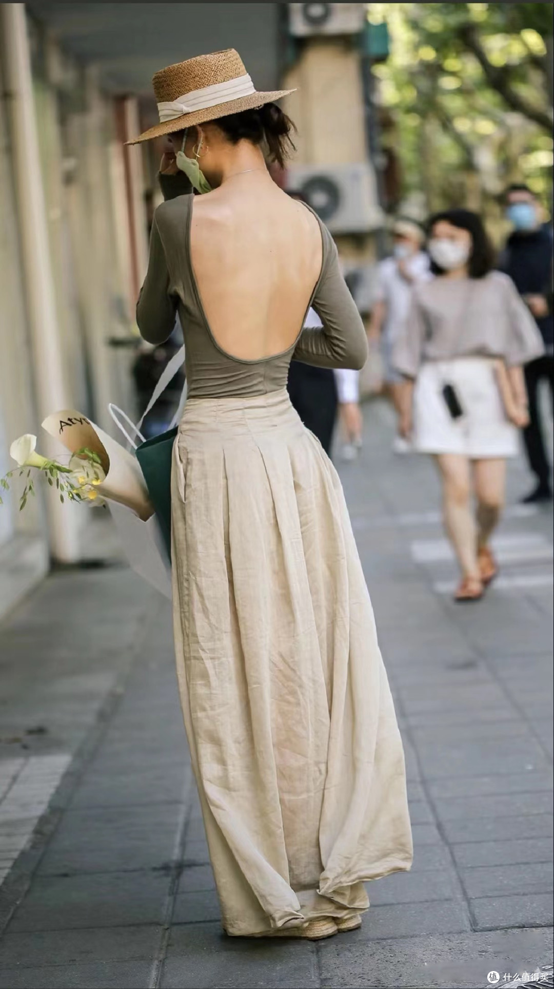 这些女生的日常穿搭：穿衣露背、裙长过膝，真的时髦清凉又松弛