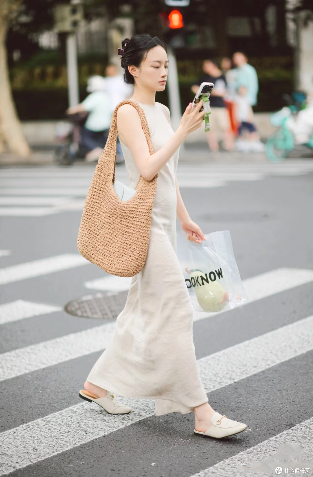 这些女生的日常穿搭：穿衣露背、裙长过膝，真的时髦清凉又松弛
