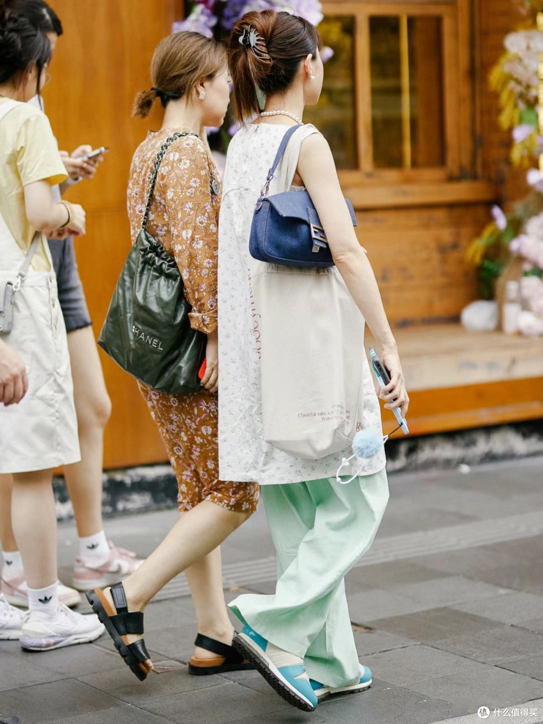 这些女生的日常穿搭：穿衣露背、裙长过膝，真的时髦清凉又松弛