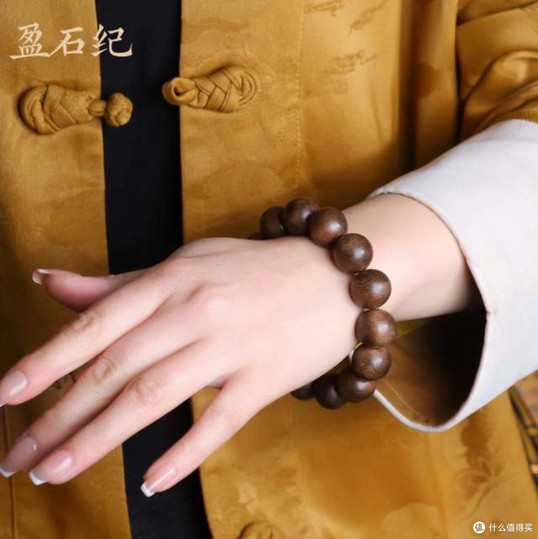 沉香手串高油密怎么判断?学会看油性密度,入手品质更有保障