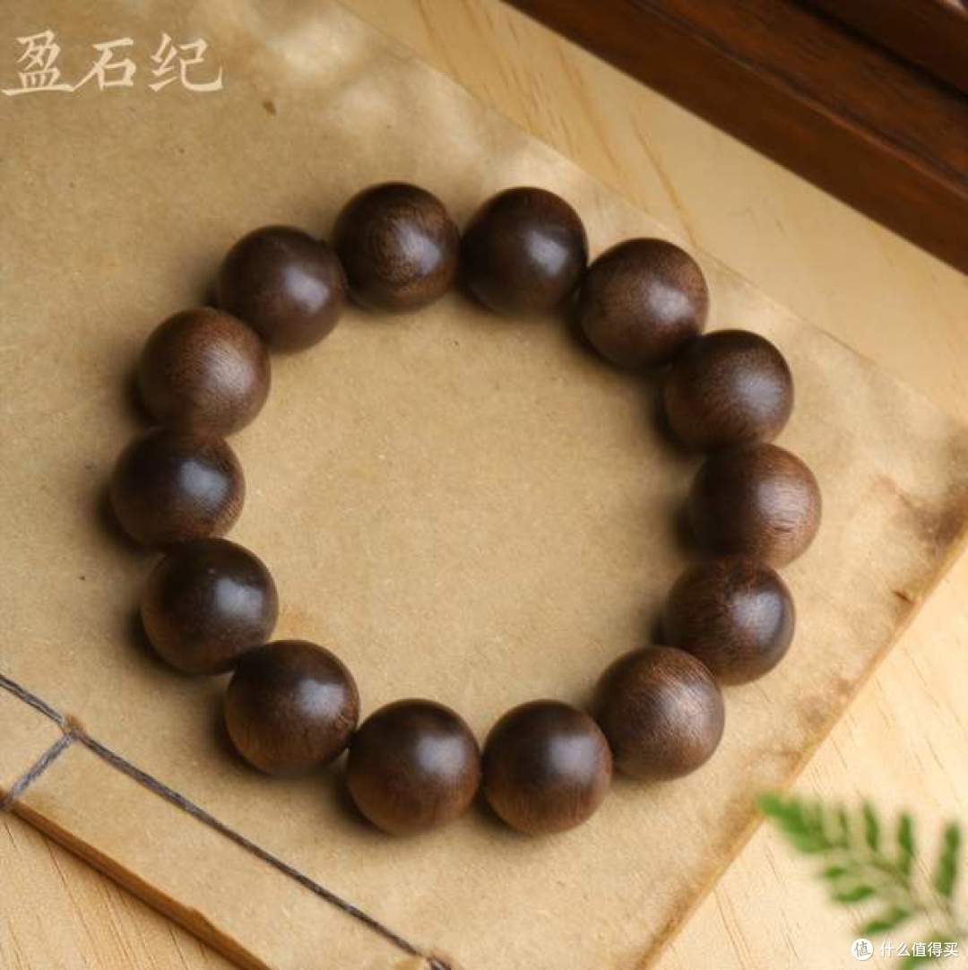 沉香手串高油密怎么判断?学会看油性密度,入手品质更有保障