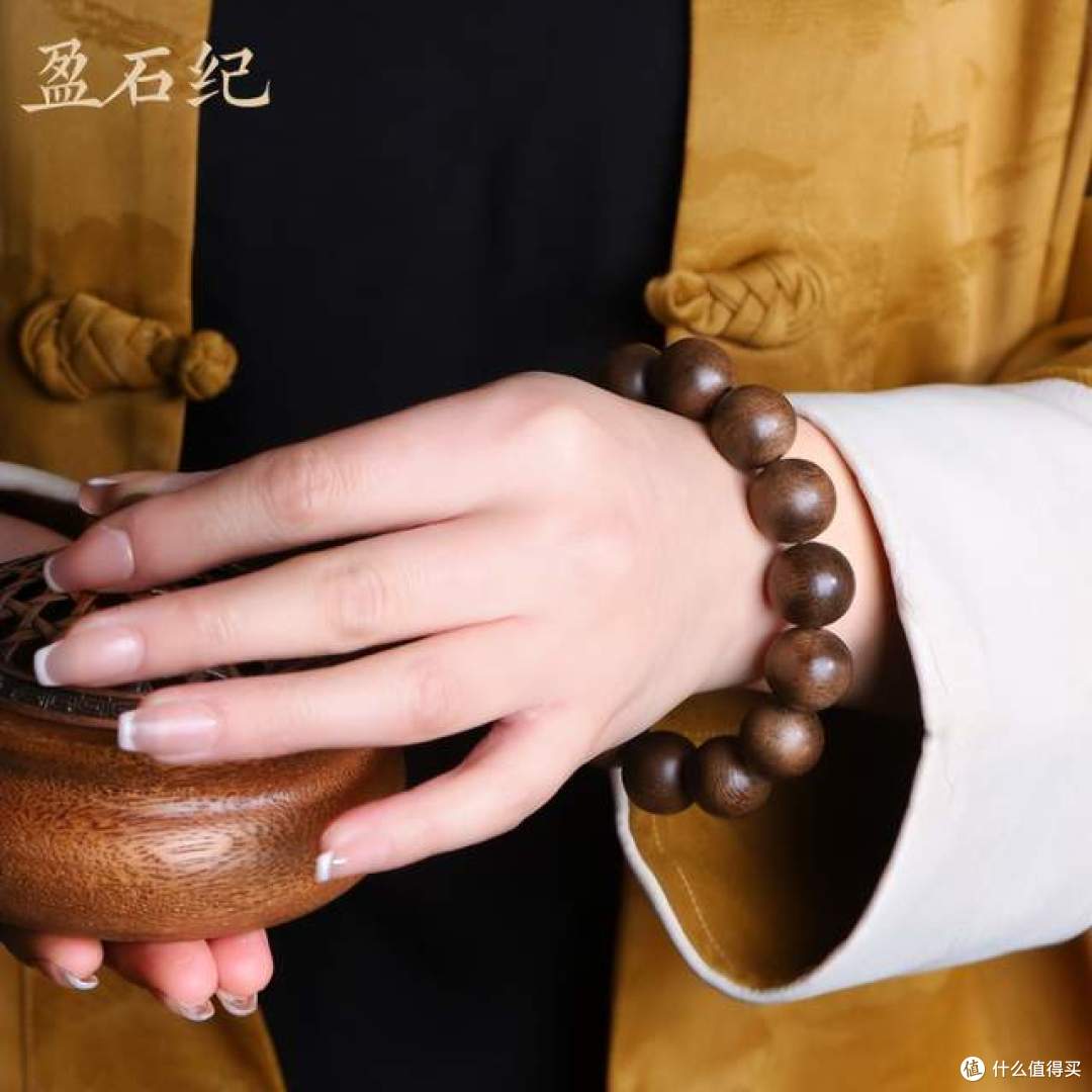 沉香手串高油密怎么判断?学会看油性密度,入手品质更有保障