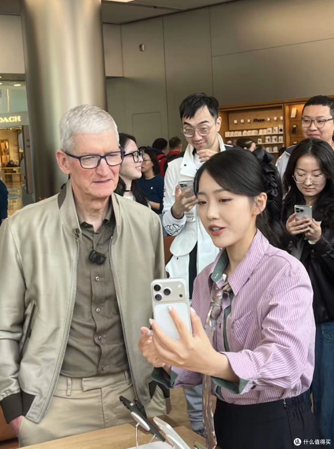 库克要先下班了?交接新CEO后,苹果的穿搭品位会“降级”吗?