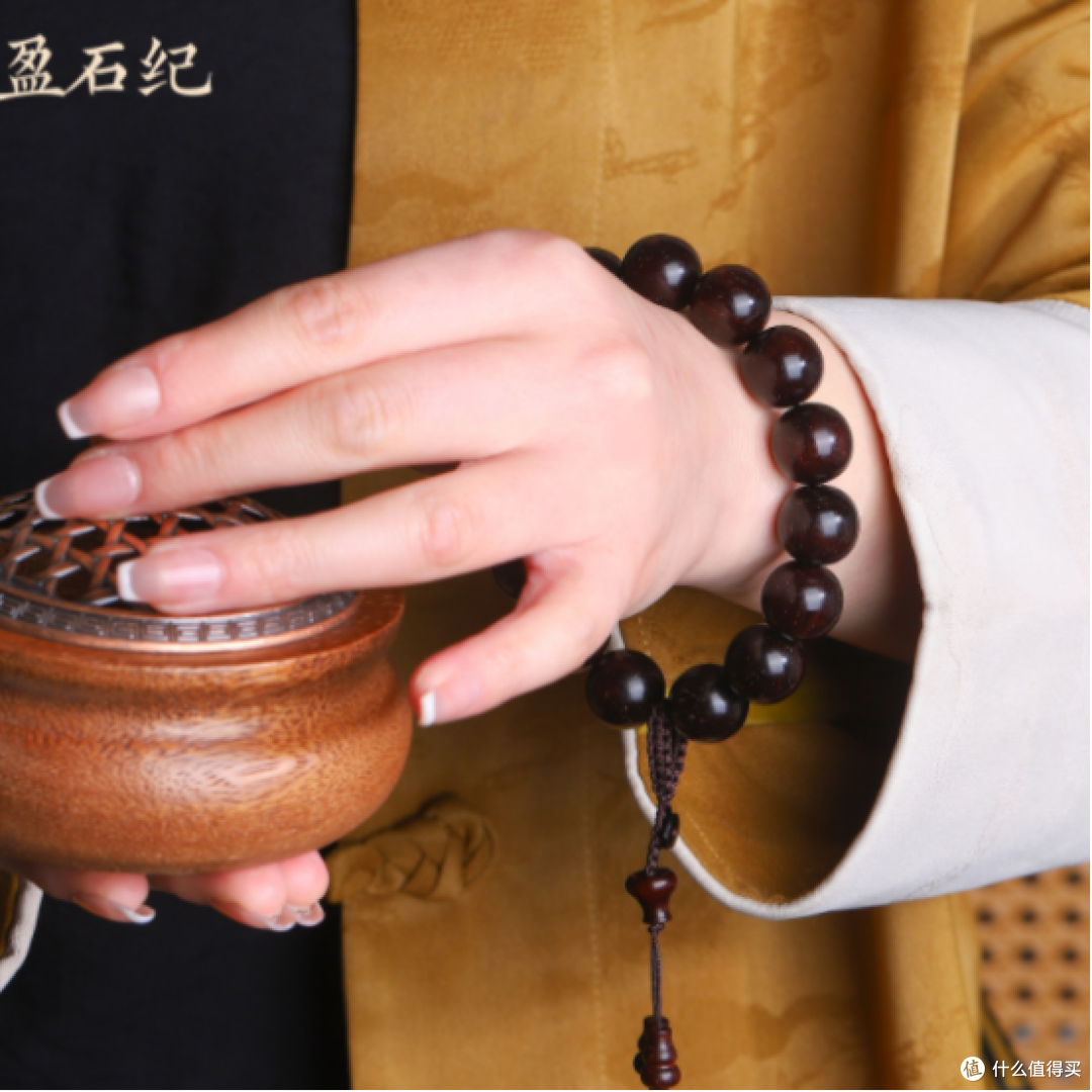 小叶紫檀手串泥料好在哪？对比普通料质差异，新手盘玩保养技巧