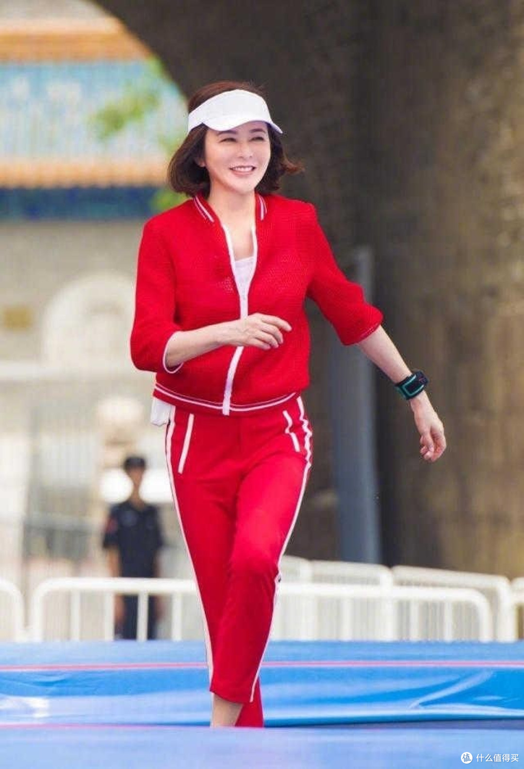 关之琳为了装嫩够狠，穿红色运动套装录制节目，硬要穿成90后！