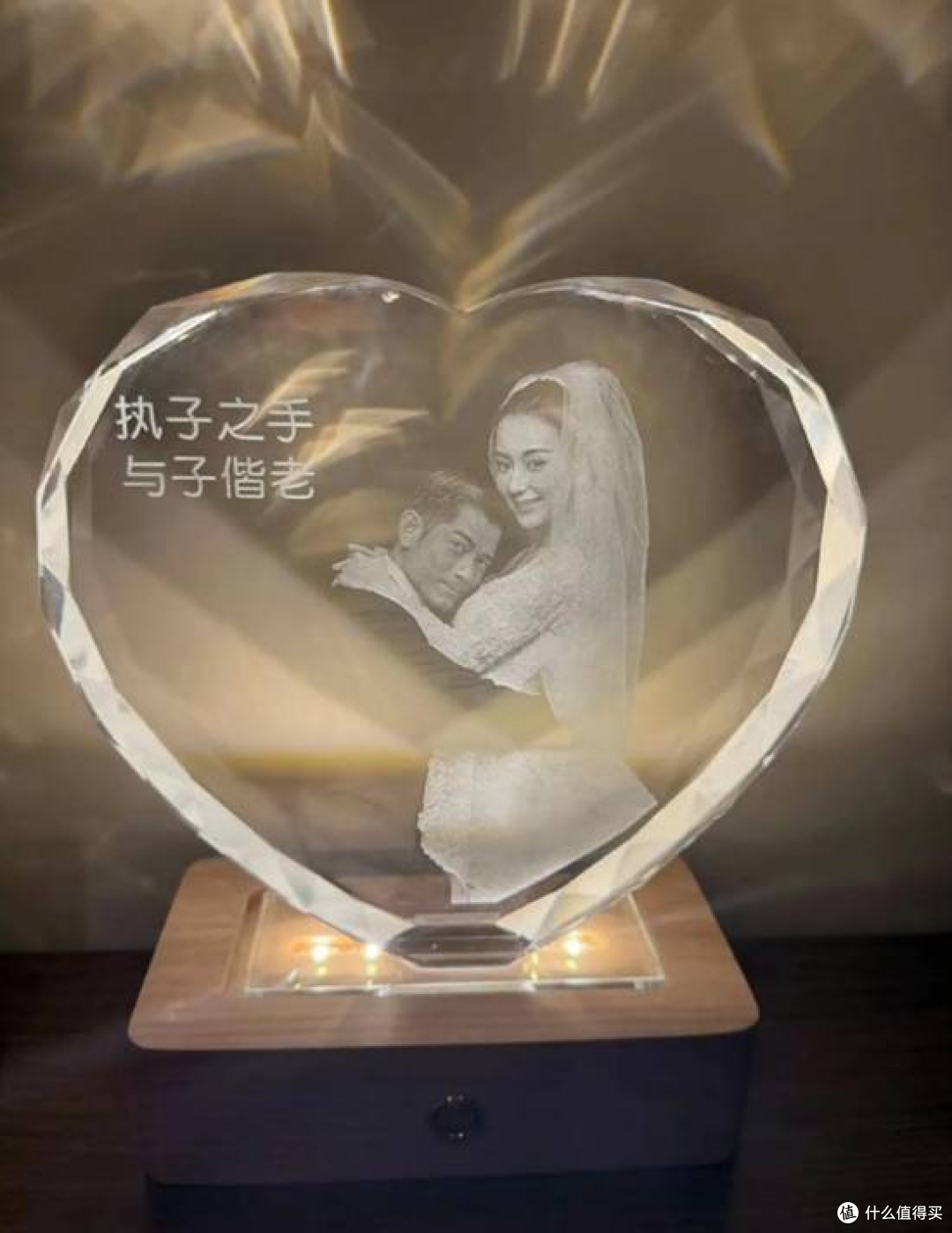 郭富城方媛结婚九周年晒 288 元水晶摆件,商家爆单走红卖断货