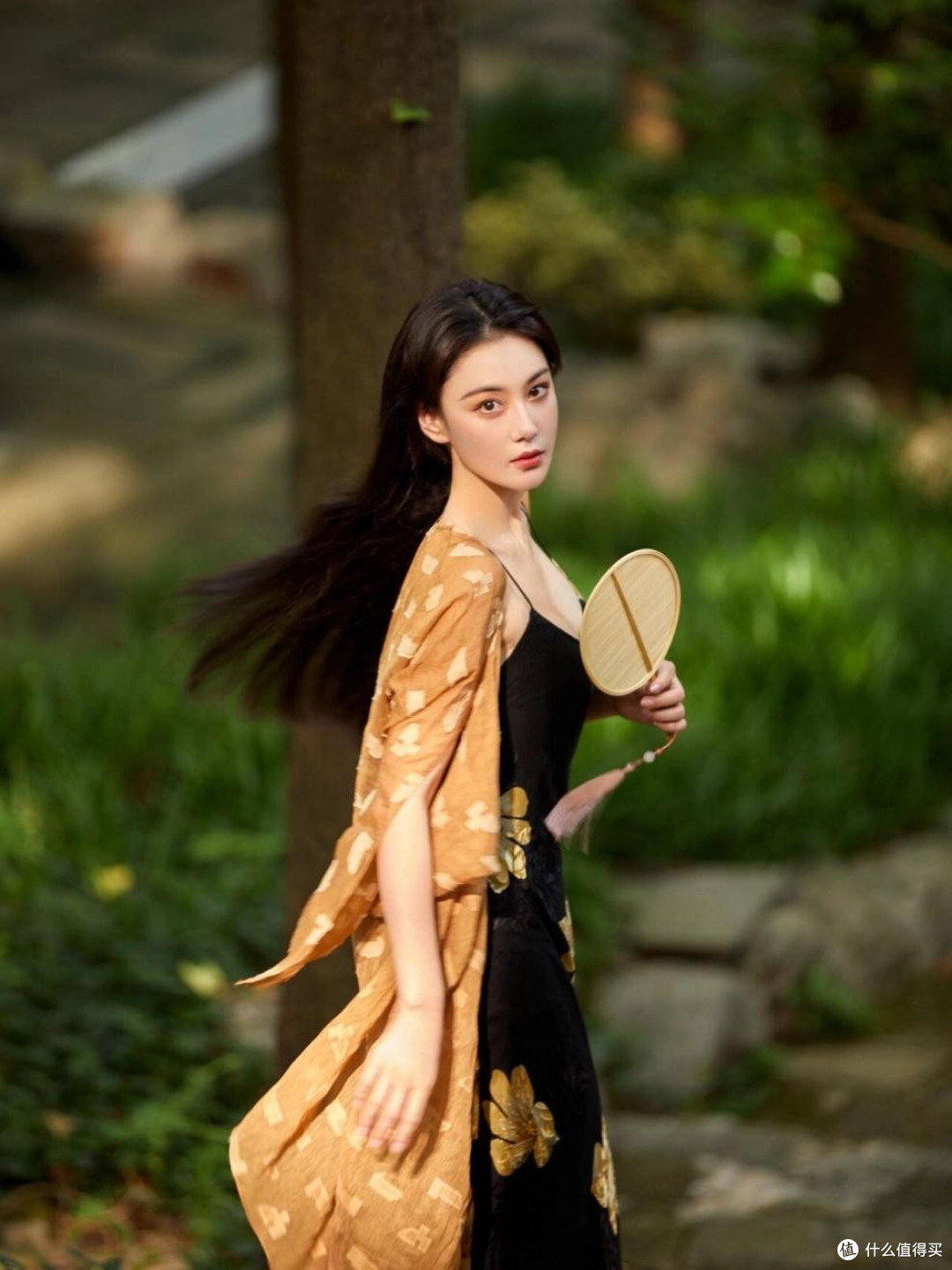 张馨予太丰满了，穿白衬衫都兜不住好身材，感慨她的老公眼光真好