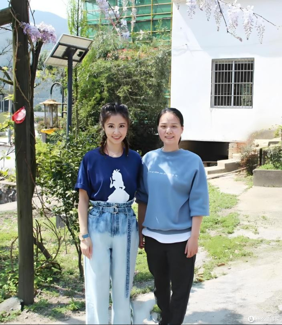 林心如烫了羊毛卷,松弛自然,穿衬衫+小白裤,美得像换了个人!