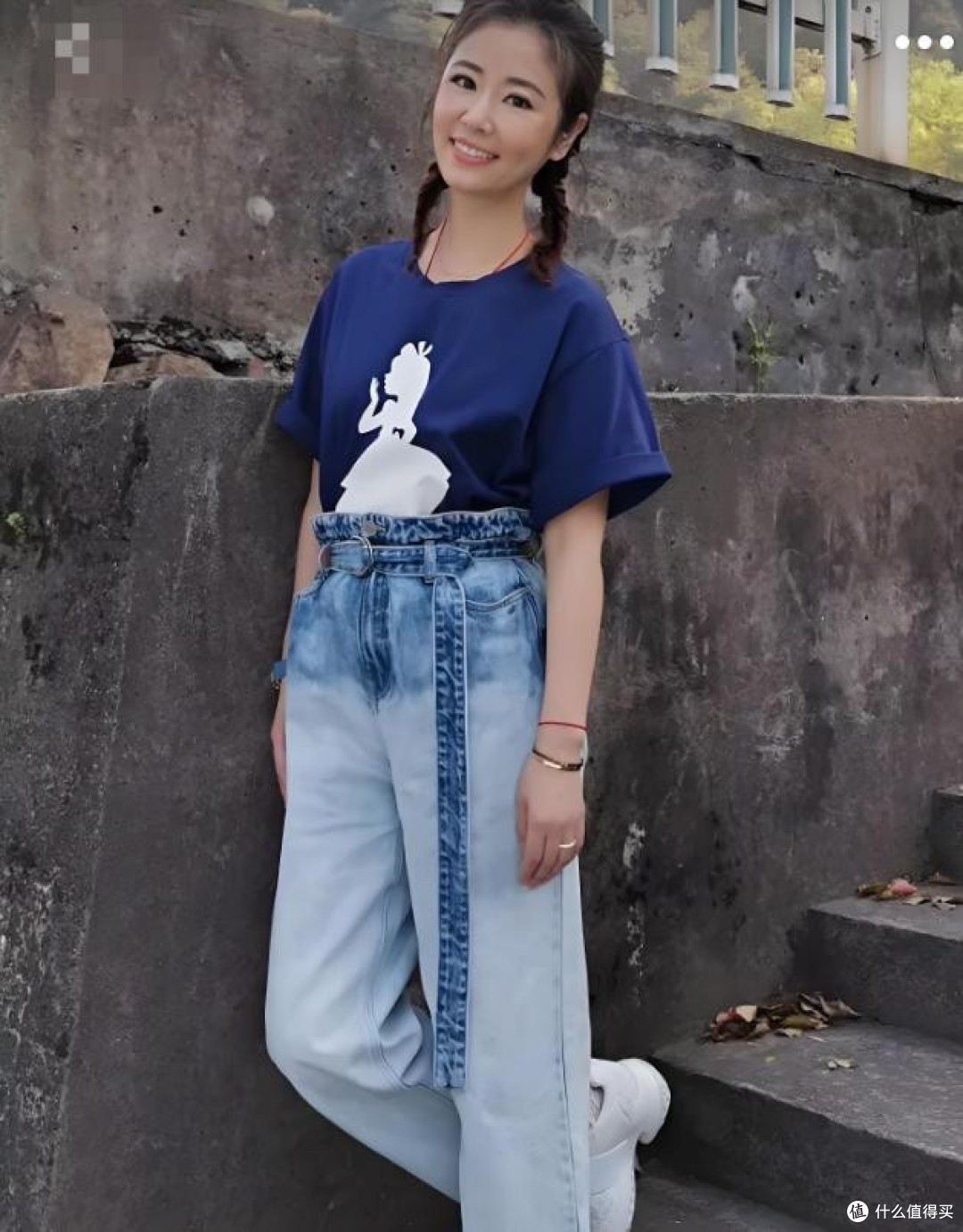 林心如烫了羊毛卷,松弛自然,穿衬衫+小白裤,美得像换了个人!