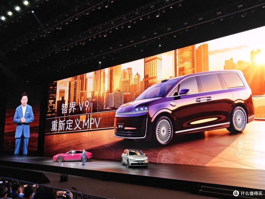 鸿蒙智行首款旗舰 MPV 加冕 “MPV” 智界 V9 预售 39.98 万起