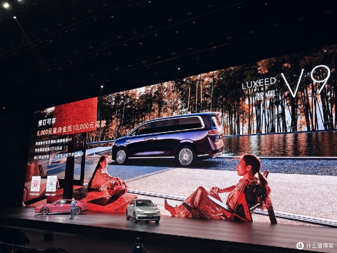 鸿蒙智行首款旗舰 MPV 加冕 “MPV” 智界 V9 预售 39.98 万起