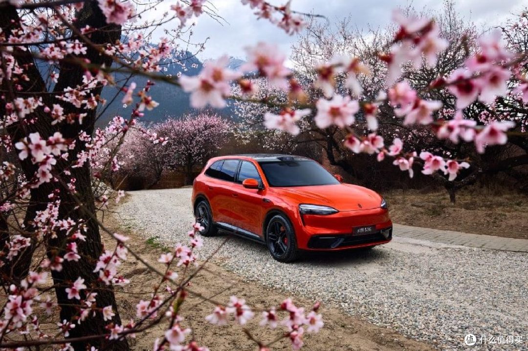 问界M6全系标配空气悬架25.98 万起上市 掀翻25万级 SUV 市场