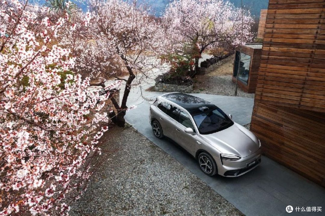 问界M6全系标配空气悬架25.98 万起上市 掀翻25万级 SUV 市场