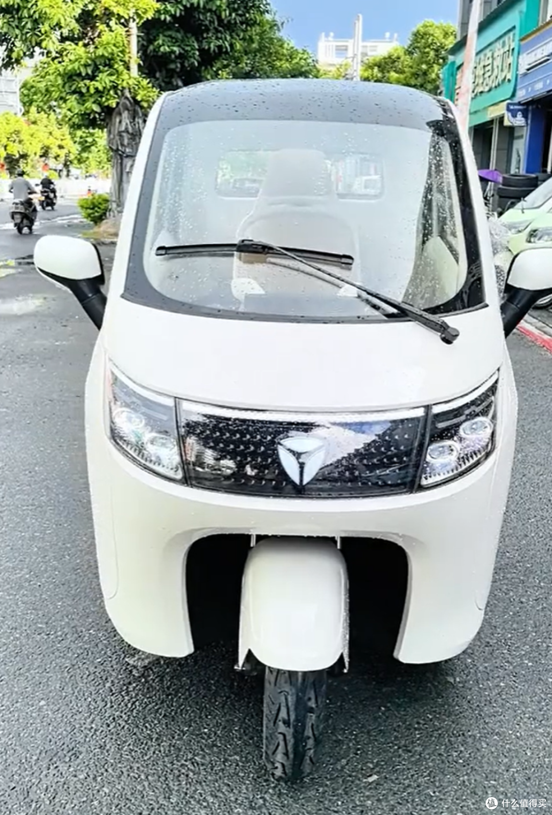 雅迪EV301封闭式三轮车发布:300km续航,可上牌,还能选配空调!