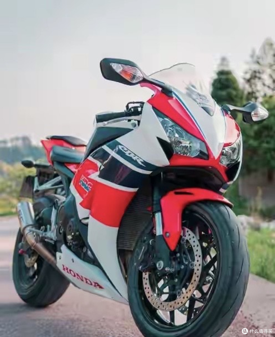 本田CBR400R狂降1.4万!从4.2万跌到2.8万,张雪把进口溢价干碎了