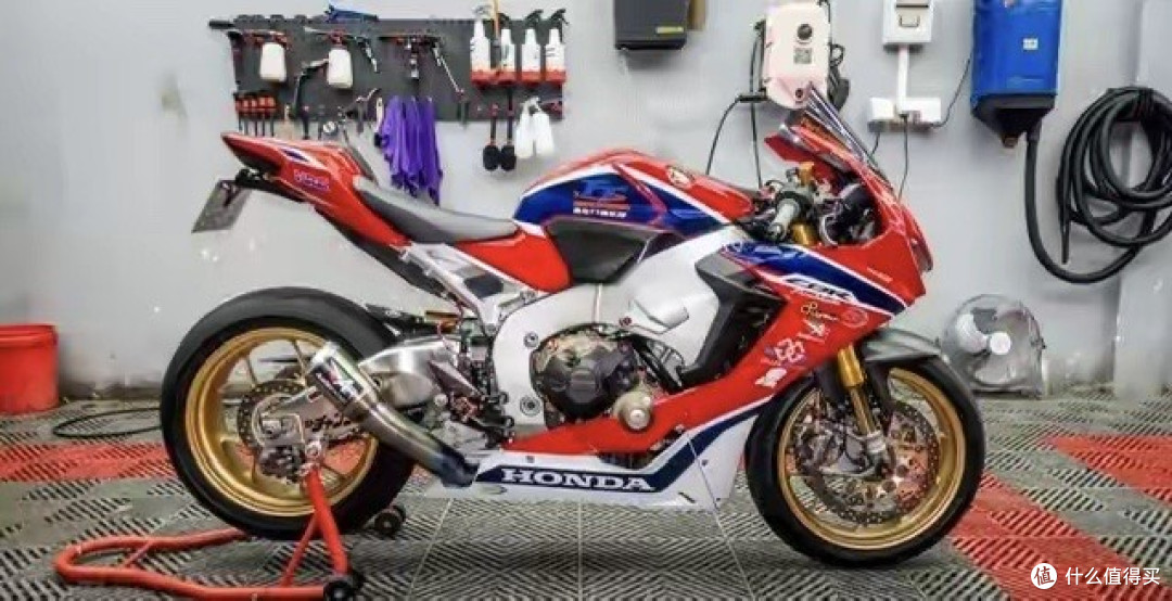 本田CBR400R狂降1.4万!从4.2万跌到2.8万,张雪把进口溢价干碎了